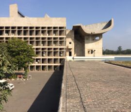 Il Palazzo dell'Assemblea. Il rapporto fra i brise soleil degli uffici ed il portico d'accesso (© Luca Bullaro, Universidad Nacional de Colombia)