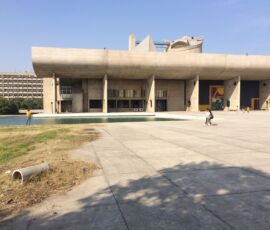 Il portico monumentale del Palazzo dell'Assemblea (© Luca Bullaro, Universidad Nacional de Colombia)