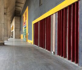 Lo spazio esterno ed ombreggiato che precede l'accesso principale del Palazzo dell'Assemblea (© Luca Bullaro, Universidad Nacional de Colombia)
