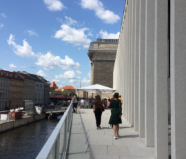 Parte estroflessa loggia sul canale vista in direzione Pergamonmuseum (© Francesca Petretto)