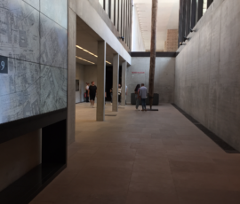 Sottopiano e scorcio ingresso secondario al Neues Museum e palo di fondazione originario dal progetto di Schinkel (© Francesca Petretto)