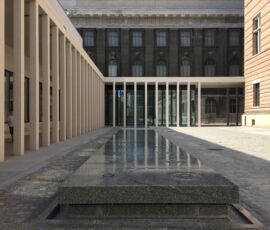 Cortile ex Packhof di Schinkel con sullo sfondo il Pergamon in restauro e sulle destra il profilo del Neues Museum (© Francesca Petretto)