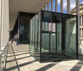 Loggia coperta corpo di fabbrica sinistra, vano ascensore e sullo sfondo caffetteria ristorante (© Francesca Petretto)