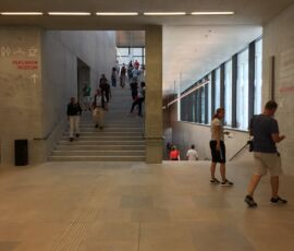 Vista piano intermedio con le rampe che portano ai due musei collegati (Pergamon e Neues Museum) (© Francesca Petretto)