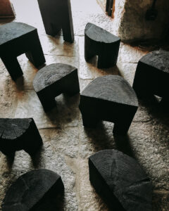 Riccardo Monte propone, all’interno del cortile del Broletto, la scultura Fatherland (foto Riccardo Monte)