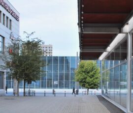 Dessau, Bauhaus Museum, addenda architects, vista dalla Ratsgasse al fianco del centro commerciale (© Daniela Völkel)