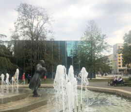 Dessau, Bauhaus Museum, vista lato sud, dietro la fontana Springbrunnen Stadtgespräch (© Daniela Völkel)