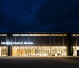 Vista notturna prospetto ex ingresso dalla Mies van der Rohe Platz (© Bauhaus Stiftung Dessau)