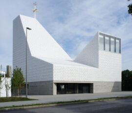 La chiesa del Beato Padre Rupert Mayer a Poing vista dalla strada principale (foto Tino Grisi)