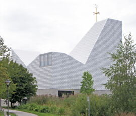 Il volume scalare della chiesa visto dal parco (foto Tino Grisi)
