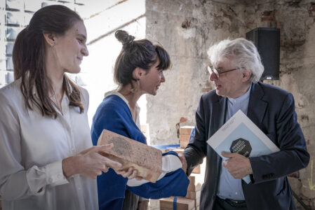 Lara Monacelli e Valentina Merz con Mario Botta (foto Fabio Oggero)