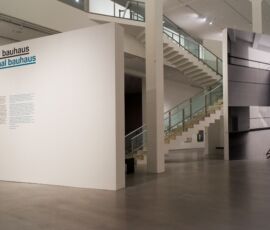 "Original Bauhaus", ingresso con installazione-scale di Renate Buser (©Catrin Schmitt)