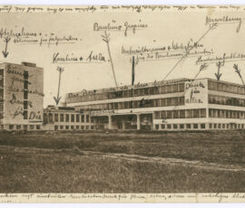 Edifici Bauhaus a Dessau, cartolina postale di una Bauhäusler a sua madre, 1927 (Lucia Moholy, 1925–1926, Bauhaus-Archiv Berlin © VG Bild-Kunst Bonn 2019)