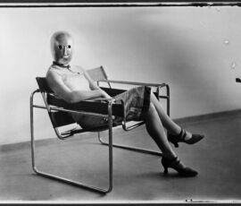 La misteriosa donna seduta con maschera di scena di Oskar Schlemmer (© Bauhaus Archiv Museum für Gestaltung Berlin)