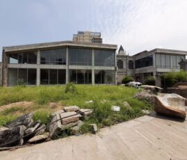 I manufatti in pietra possono essere osservati e toccati sia all’interno sia all’esterno del museo, in uno spazio che dialoga con la vegetazione e l’acqua del fiume