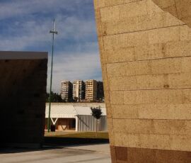 La periferia di Catania fa capolino dietro alla corte