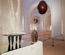 Ceramiche e porcellane della mostra "Santiago Calatrava. Nella luce di Napoli" (© Davide Vargas)