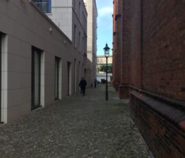 Dettaglio esterno, edificio attiguo sulla Falkoniergasse e prospetto ovest della chiesa (©Francesca Petretto)