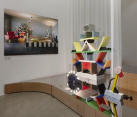 Immagine della mostra "Home Stories:
100 Years, 20 Visionary Interiors" (© Vitra Design Museum, foto: Ludger Paffrath)