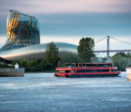 La Cité du vin dello studio XTU Architects, vista dalla Garonna (© Alban Gilbert)