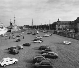 Il lungofiume all'altezza della piazza della Borsa usato come parcheggio in una foto del 1989 (© Vincent Monthiers)