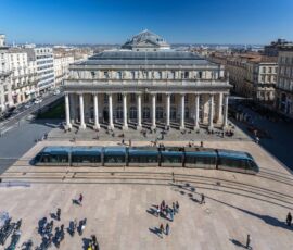 La place de la Comédie pedonalizzata e attraversata dal tram (© Steve Le Clech)