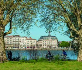 Vista delle facciate settecentesche della riva sinistra dal Parc aux Angéliques progettato da Michel Desvignes tra il 2012 e il 2017 (© Vincent Bengold)