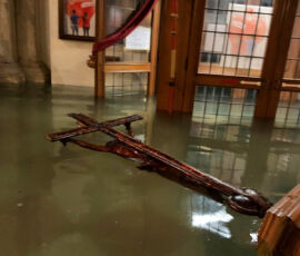 Venezia, Crocefisso della Chiesa di San Moisè fotografato la notte del 12 novembre (Courtesy Venetian Heritage)