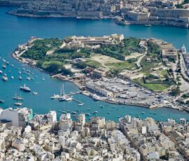 Nella parte in alto a sinistra si vede il lazzaretto nella Manoel Island (©Steve Zammit Lupi)