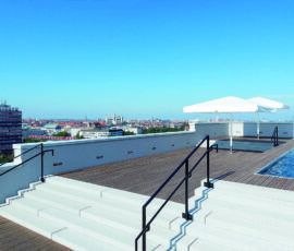 La terrazza sul tetto del Werk 3, opera di Steidle Architekten (©Werksviertel-Mitte 2020)