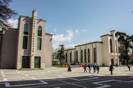 Teatro nazionale di Tirana (foto Tsai Mali; fonte: balcanicaucaso.org)