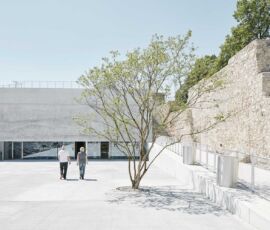 La grande piazza, in leggera pendenza, su cui si apre la zona d'ingresso del Kunsthalle di Wiener Neustadt (foto di David Schreyer)