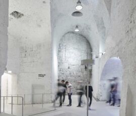 Le mura dell'interno del Kunsthalle di Wiener Neustadt sono intonacate di bianco (foto di David Schreyer)