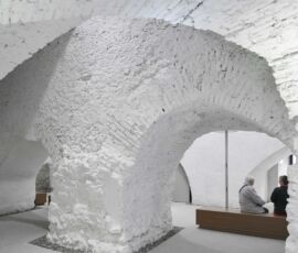 Le mura dell'interno del Kunsthalle di Wiener Neustadt sono intonacate di bianco (foto di David Schreyer)