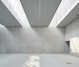 Lame di luce zenitale illuminano gli spazi del Kunsthalle di Wiener Neustadt (foto di David Schreyer)