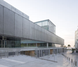 Uno dei prospetti del complesso "CAF Region Sur" progettato da LAPS Arquitectos (foto di Javier Agustín Rojas)