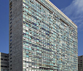 L'edificio Ciudadela, ventitré piani su pilotis a tripla altezza per un totale di 90 metri, opera degli architetti Sichero Bouret e Calvo (1959-1963)