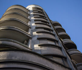 L’edificio Guelfi, opera di Francisco Vázquez Echeveste con evidenti rimandi alle opere di Erich Mendelsohn