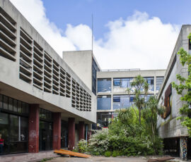 Il Liceo Hector Miranda, edificio modernista opera del gruppo Acosta, Brum, Careri e Stratta (foto di Tano Marcovecchio 2012 )
