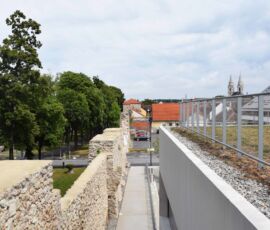 Un' ampia scala s’insinua fra edificio e mura urbane, permettendo di raggiungere la terrazza erbosa di copertura del Kunsthalle di Wiener Neustadt, 2020 (©Laura Frediani)