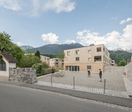 L'ingresso fronte strada del complesso residenziale Maierhof a Bludenz (©feld72, foto di Hertha Hurnaus, Vienna)