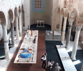 Il grande tavolo nella navata della basilica di San Salvatore (foto di Alessandro Colombo)
