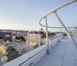 Vista del MQ-Museumsquartier di Vienna dalla nuova terrazza realizzata sopra al Leopold Museum, 2020 (©Hertha Hurnaus)