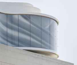 Dettaglio della facciata della "libellula" realizzata sopra al Leopold Museum, Vienna, 2020 (©Hertha Hurnaus)