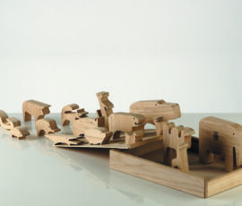 16 animali: gioco didattico a incastro
prodotto da Danese Milano in legno nel 1959 e successivamente in poliuretano, collezione privata (foto di Federico Villa)