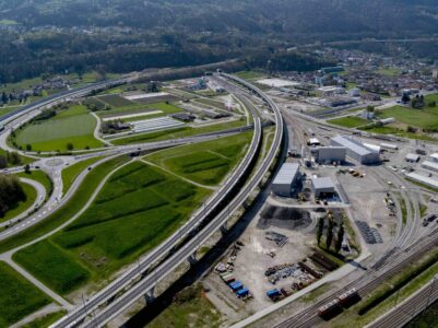 I manufatti ferroviari al portale nord di Camorino. A sinistra il viadotto verso nord, a destra il nuovo collegamento diretto per Locarno