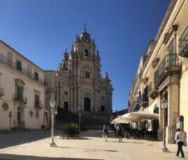 La piazza e il Duomo di Ragusa Ibla (©Archivio AutonomeForme)