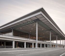 Il profilo a tetto piano del Terminal 1 ricorda molto il Mies della Neue Nationalgalerie (©Marcus Bredt Courtesy gmp Architekten)