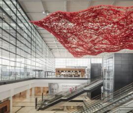 Interno Terminal 1 con la scultura «Fliegender Teppich» (tappeto volante) di Pae White (© Marcus Bredt Courtesy gmp Architekten)