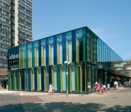 Il centro comunitario Idea Store Whitechapel (Londra, 2004) progettato da David Adjaye.